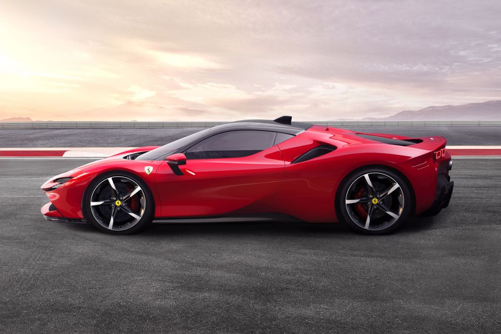 The new Ferrari SF90 Stradale seen from the side.